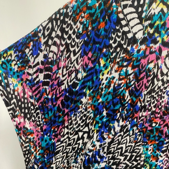 Love On A Hanger Blouse Women 1X Black Multicolor Printed Scoop Neck Twist Back‎ - Picture 3 of 10